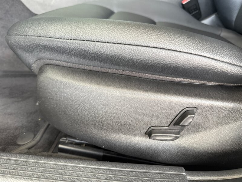 Mercedes-Benz C-Class Vehicle Full-screen Gallery Image 24