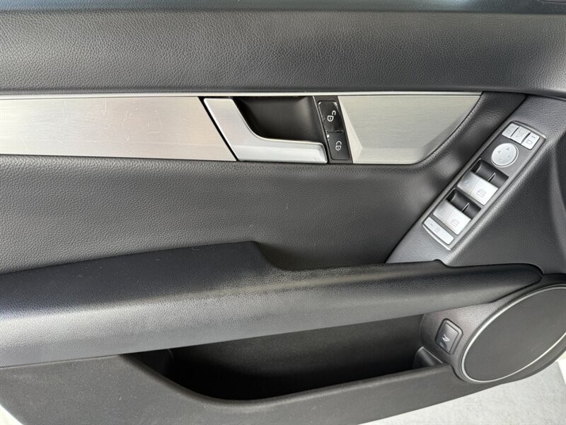 Mercedes-Benz C-Class Vehicle Full-screen Gallery Image 25