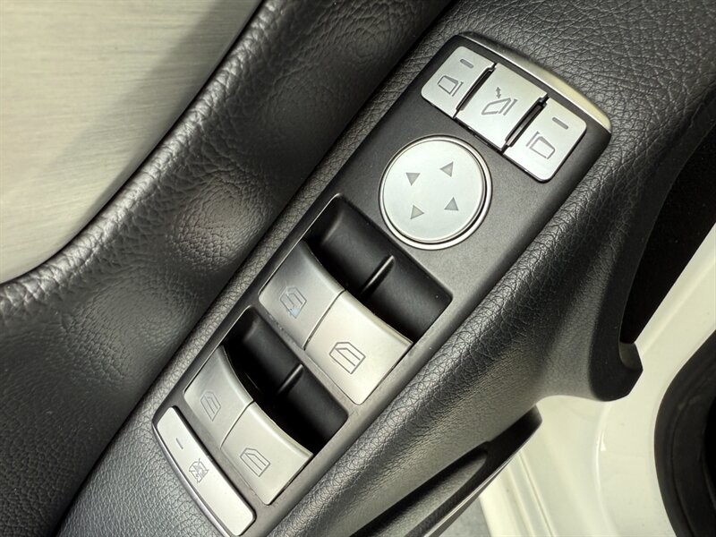 Mercedes-Benz C-Class Vehicle Full-screen Gallery Image 26