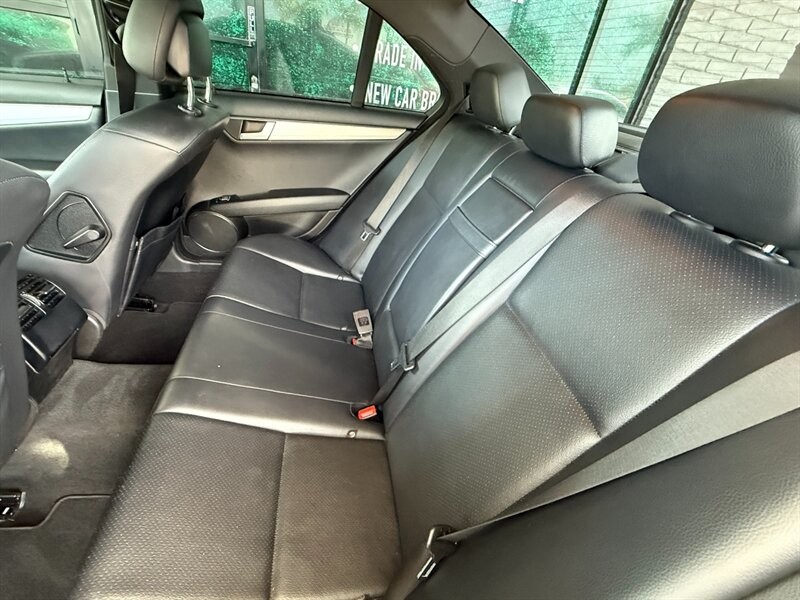 Mercedes-Benz C-Class Vehicle Full-screen Gallery Image 27