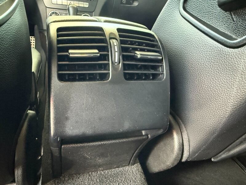 Mercedes-Benz C-Class Vehicle Full-screen Gallery Image 28