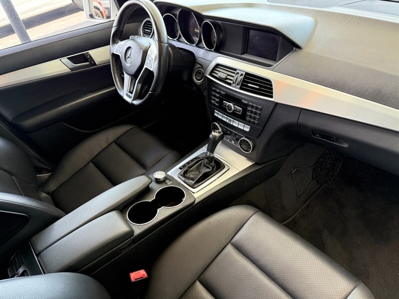 Mercedes-Benz C-Class Vehicle Full-screen Gallery Image 29