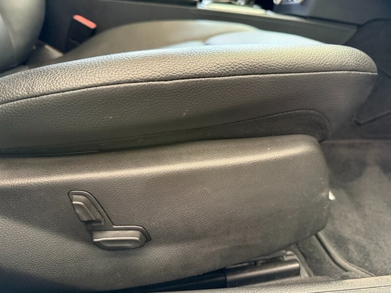 Mercedes-Benz C-Class Vehicle Full-screen Gallery Image 30