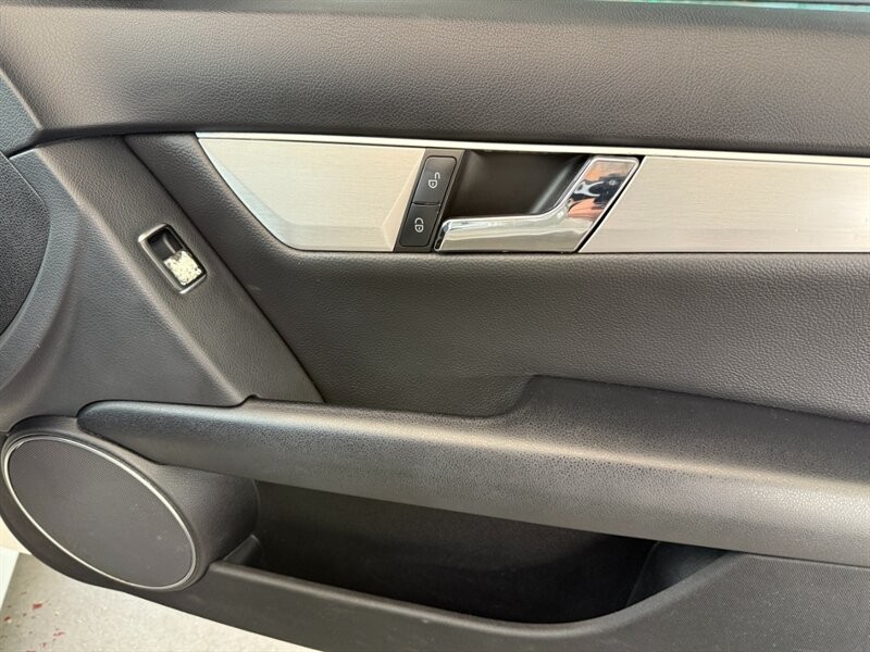 Mercedes-Benz C-Class Vehicle Full-screen Gallery Image 31