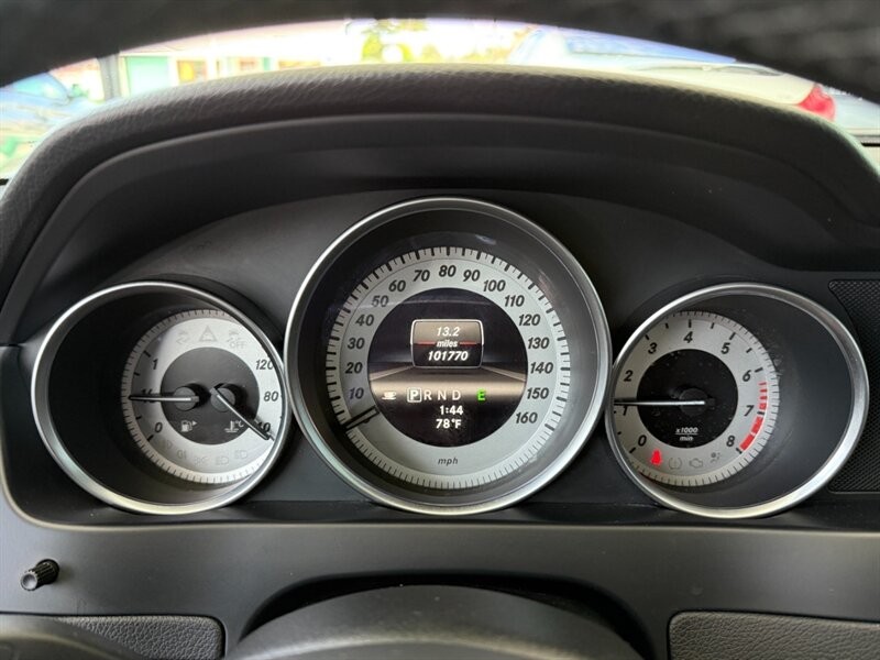 Mercedes-Benz C-Class Vehicle Full-screen Gallery Image 32