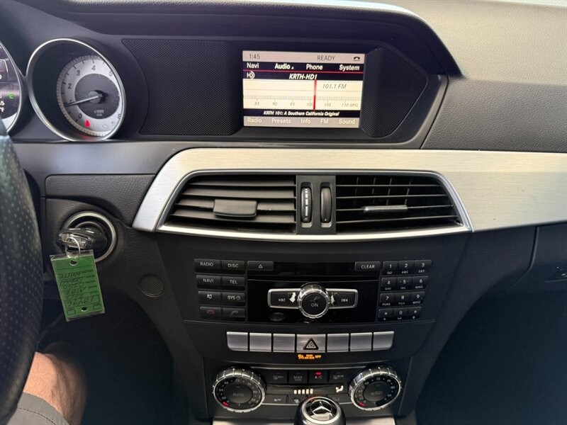 Mercedes-Benz C-Class Vehicle Full-screen Gallery Image 33