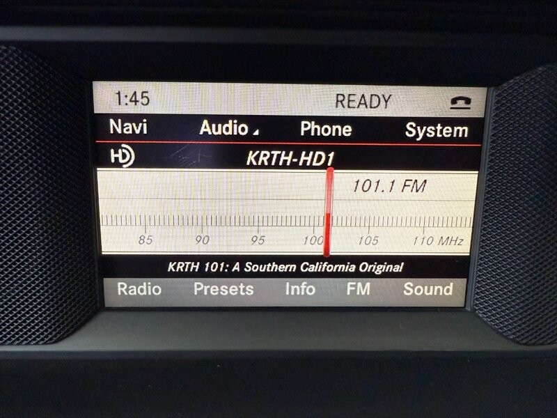 Mercedes-Benz C-Class Vehicle Full-screen Gallery Image 34