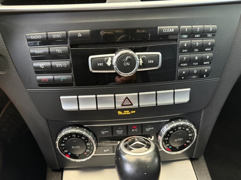 Mercedes-Benz C-Class Vehicle Full-screen Gallery Image 35