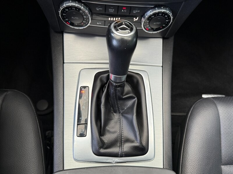 Mercedes-Benz C-Class Vehicle Full-screen Gallery Image 36