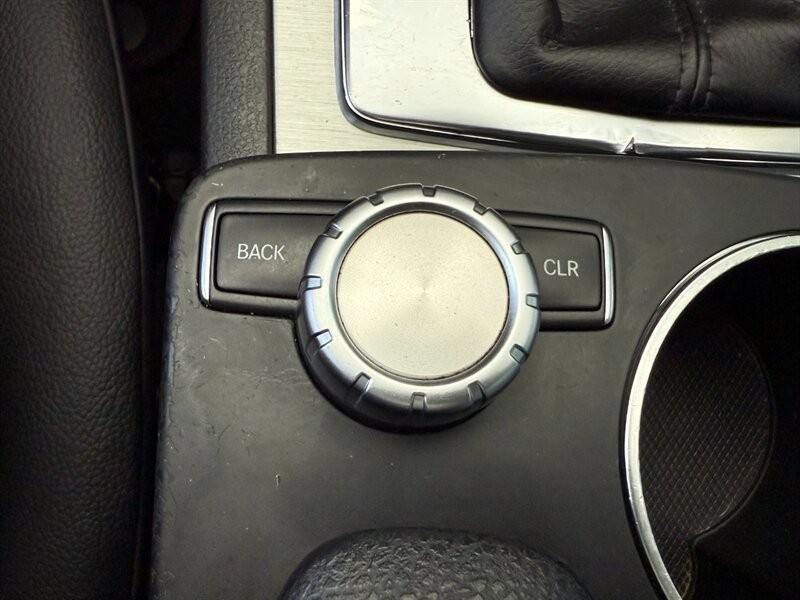 Mercedes-Benz C-Class Vehicle Full-screen Gallery Image 37