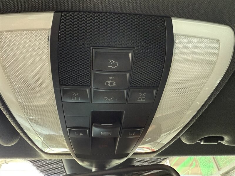 Mercedes-Benz C-Class Vehicle Full-screen Gallery Image 38