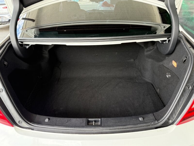 Mercedes-Benz C-Class Vehicle Full-screen Gallery Image 39