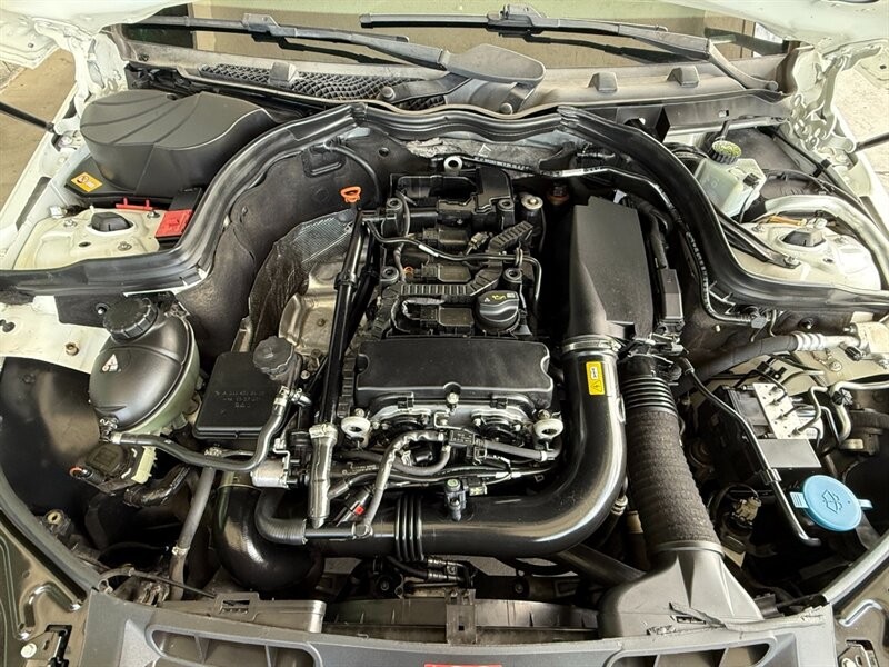 Mercedes-Benz C-Class Vehicle Full-screen Gallery Image 40