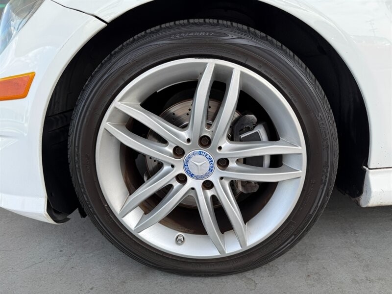 Mercedes-Benz C-Class Vehicle Full-screen Gallery Image 41