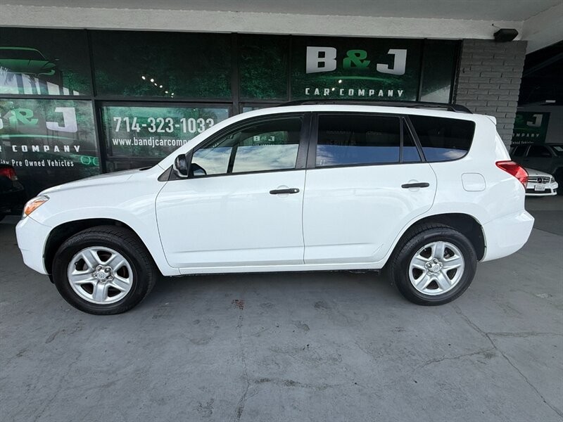 Toyota RAV4 Vehicle Full-screen Gallery Image 04