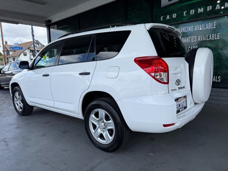 Toyota RAV4 Vehicle Full-screen Gallery Image 06