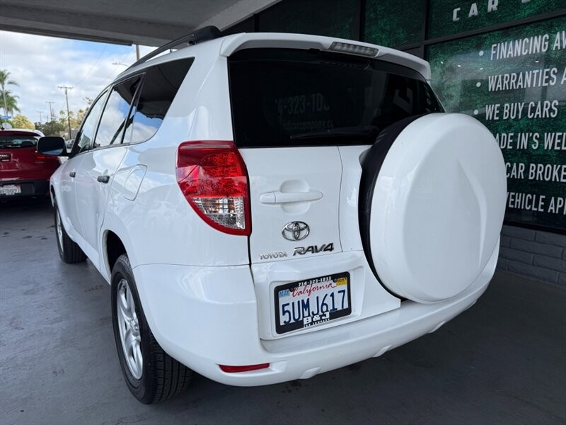 Toyota RAV4 Vehicle Full-screen Gallery Image 07