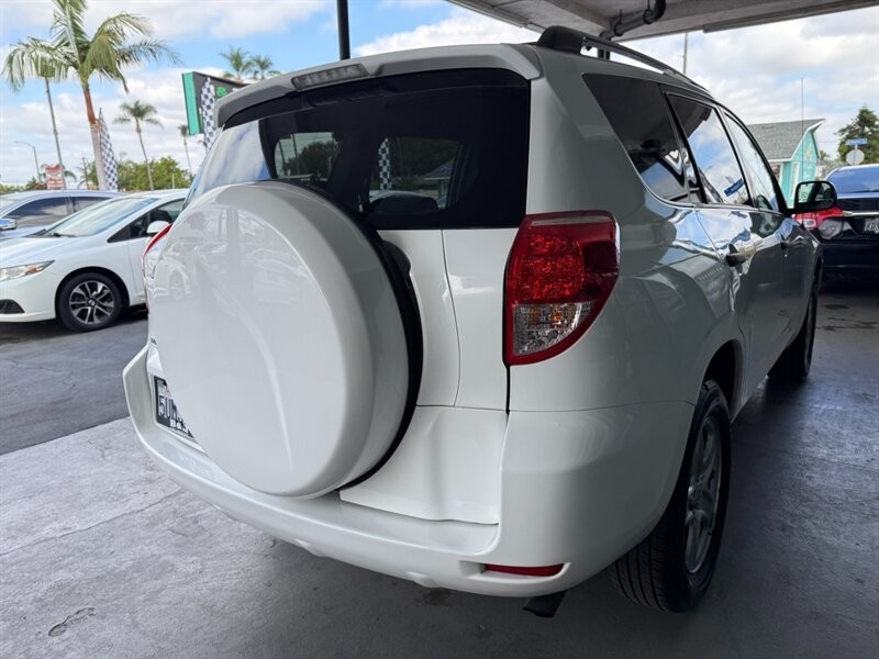 Toyota RAV4 Vehicle Full-screen Gallery Image 11