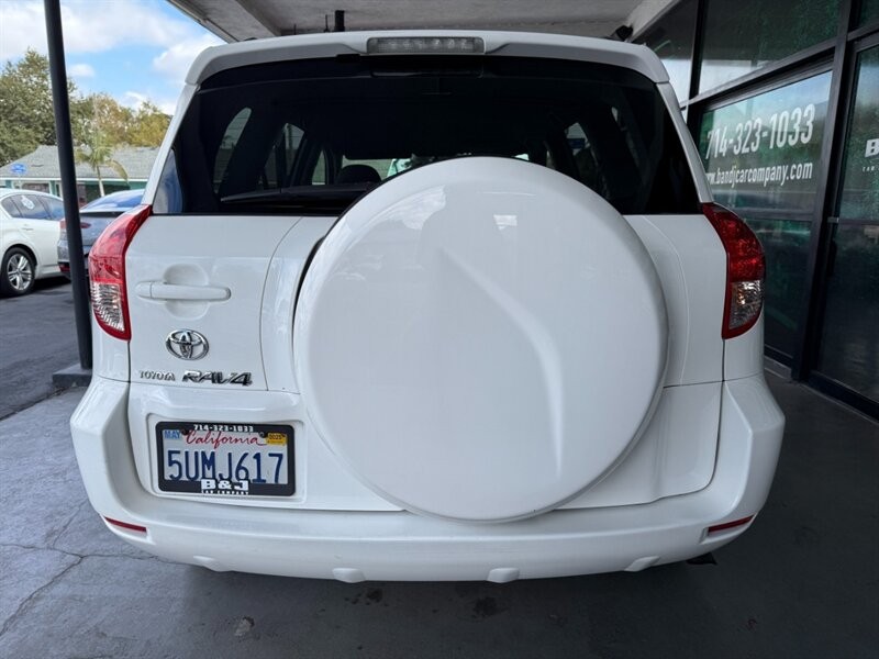 Toyota RAV4 Vehicle Full-screen Gallery Image 14