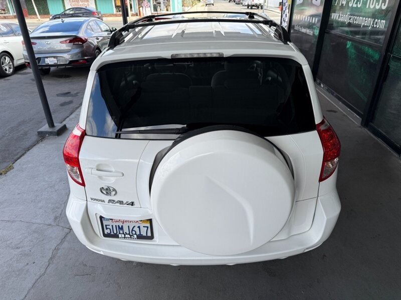 Toyota RAV4 Vehicle Full-screen Gallery Image 15