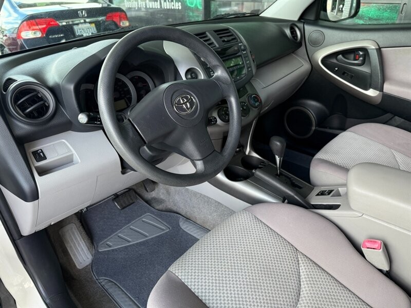 Toyota RAV4 Vehicle Full-screen Gallery Image 16