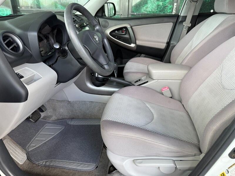 Toyota RAV4 Vehicle Full-screen Gallery Image 17