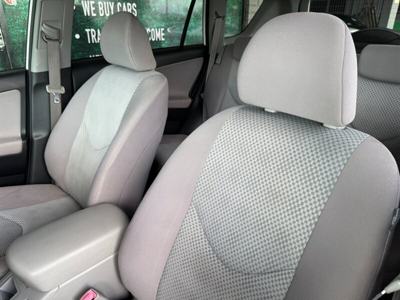 Toyota RAV4 Vehicle Full-screen Gallery Image 18