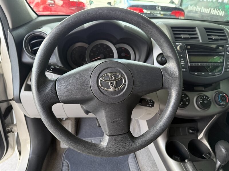 Toyota RAV4 Vehicle Full-screen Gallery Image 19