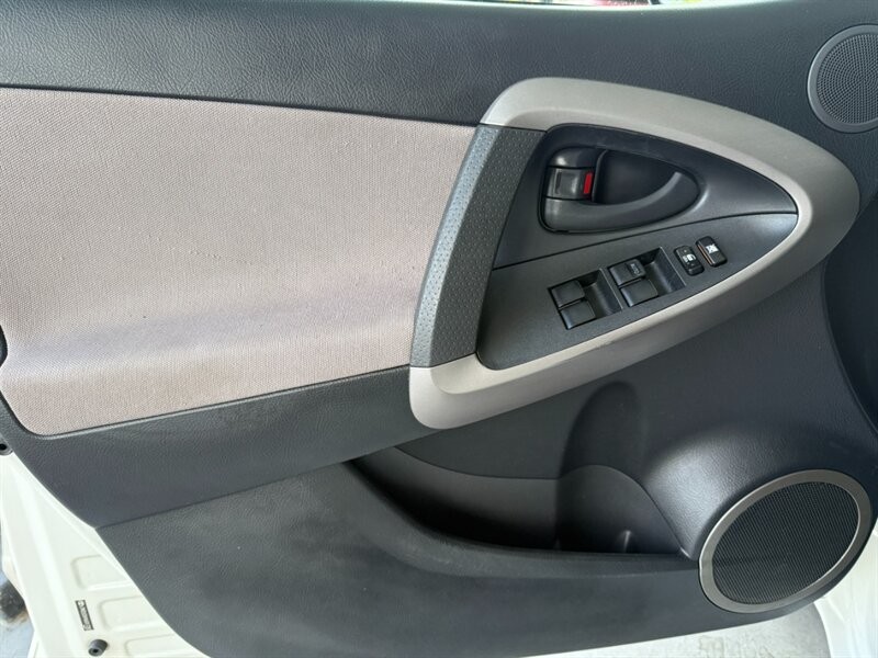 Toyota RAV4 Vehicle Full-screen Gallery Image 20