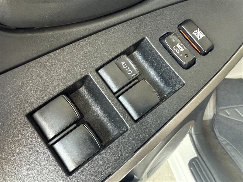 Toyota RAV4 Vehicle Full-screen Gallery Image 21