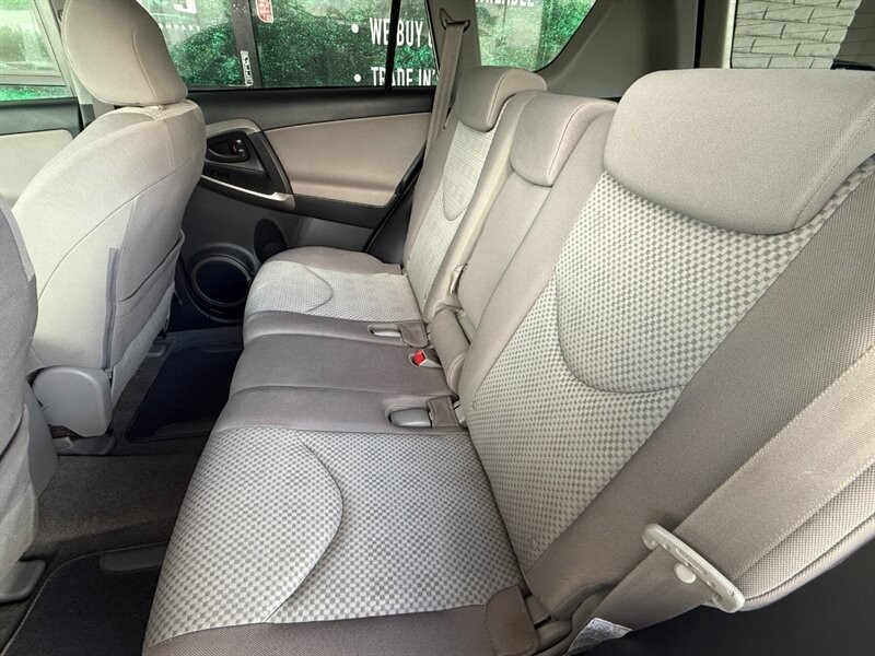 Toyota RAV4 Vehicle Full-screen Gallery Image 22