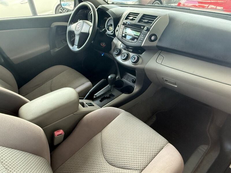 Toyota RAV4 Vehicle Full-screen Gallery Image 23