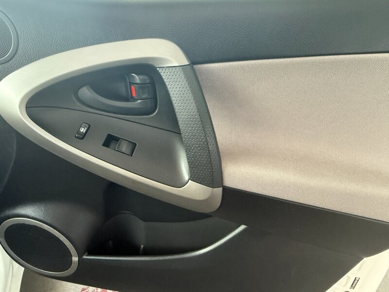 Toyota RAV4 Vehicle Full-screen Gallery Image 24