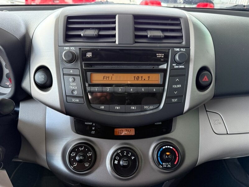 Toyota RAV4 Vehicle Full-screen Gallery Image 26