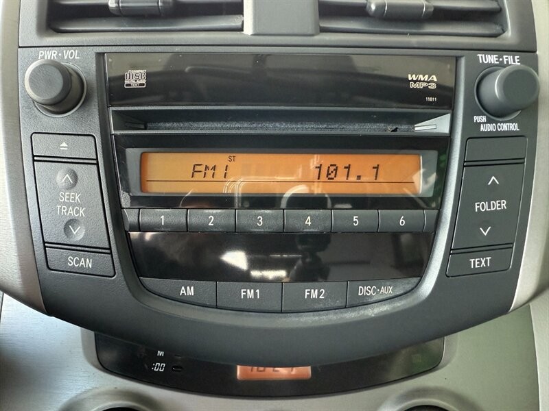 Toyota RAV4 Vehicle Full-screen Gallery Image 27