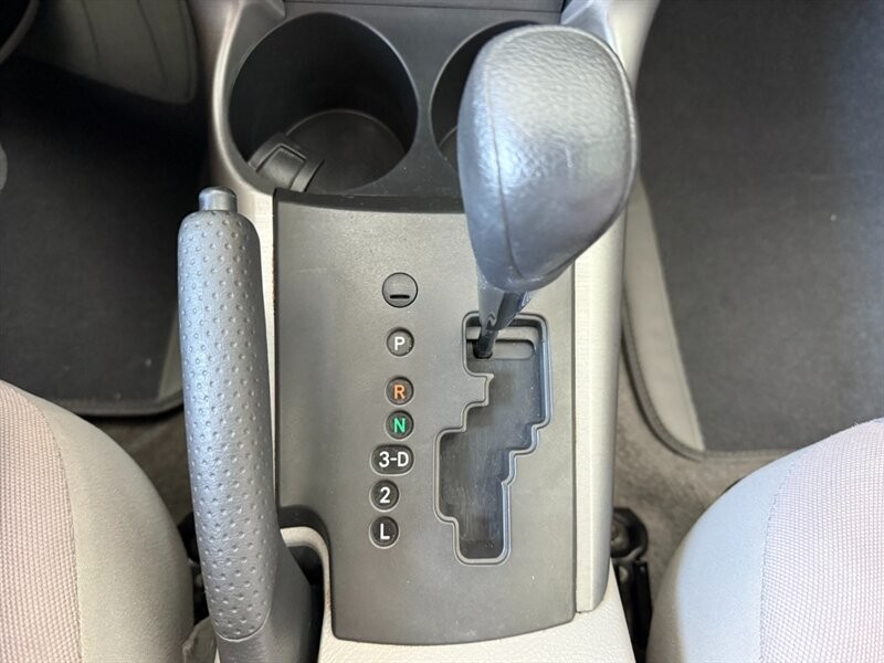 Toyota RAV4 Vehicle Full-screen Gallery Image 30