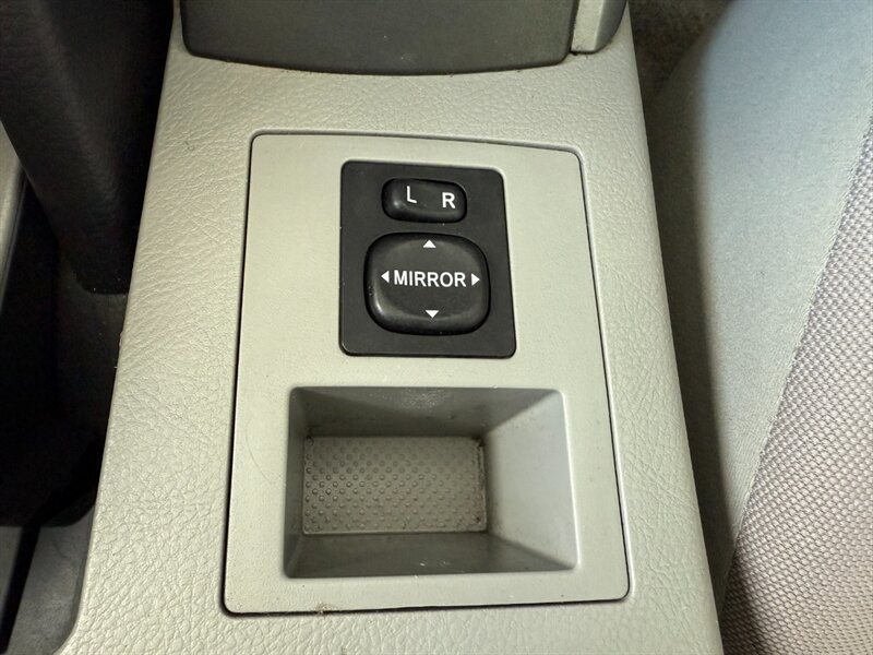 Toyota RAV4 Vehicle Full-screen Gallery Image 31