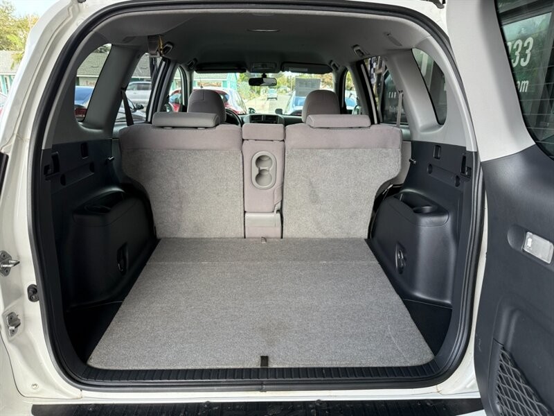 Toyota RAV4 Vehicle Full-screen Gallery Image 32