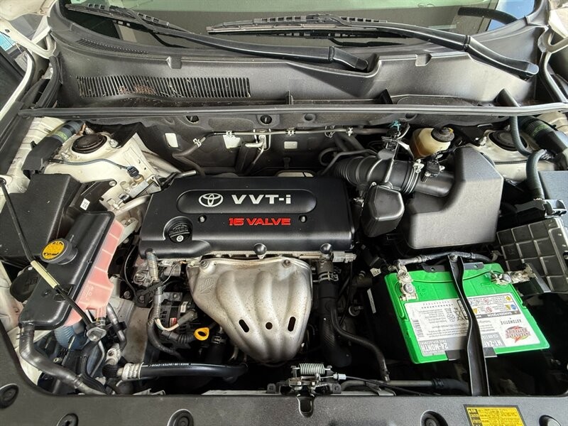 Toyota RAV4 Vehicle Full-screen Gallery Image 33