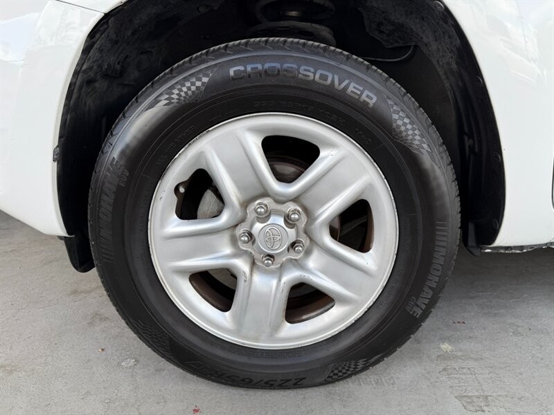 Toyota RAV4 Vehicle Full-screen Gallery Image 34