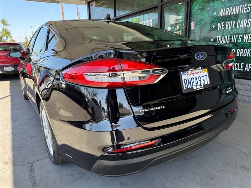 Ford Fusion Vehicle Full-screen Gallery Image 07