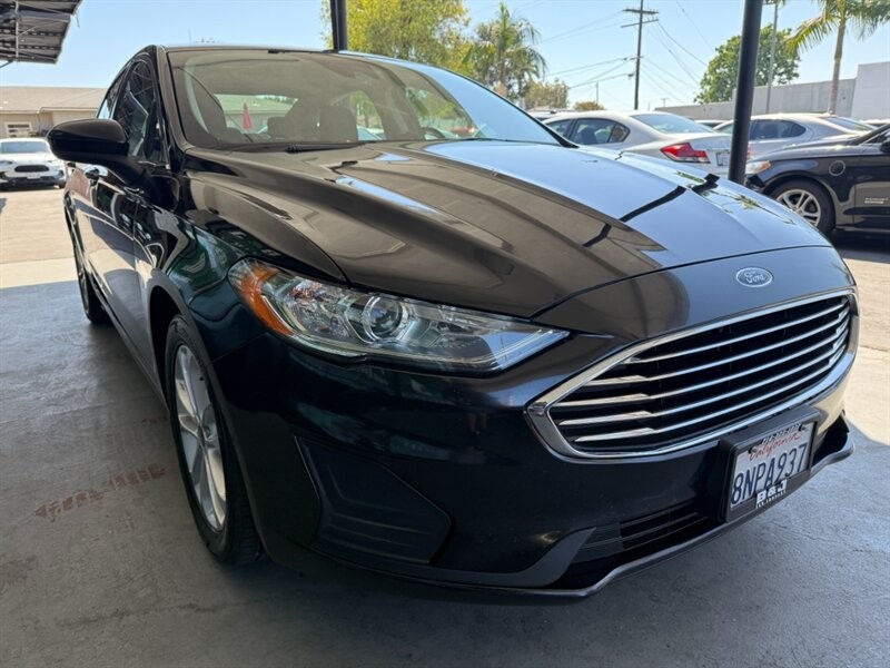 Ford Fusion Vehicle Full-screen Gallery Image 09