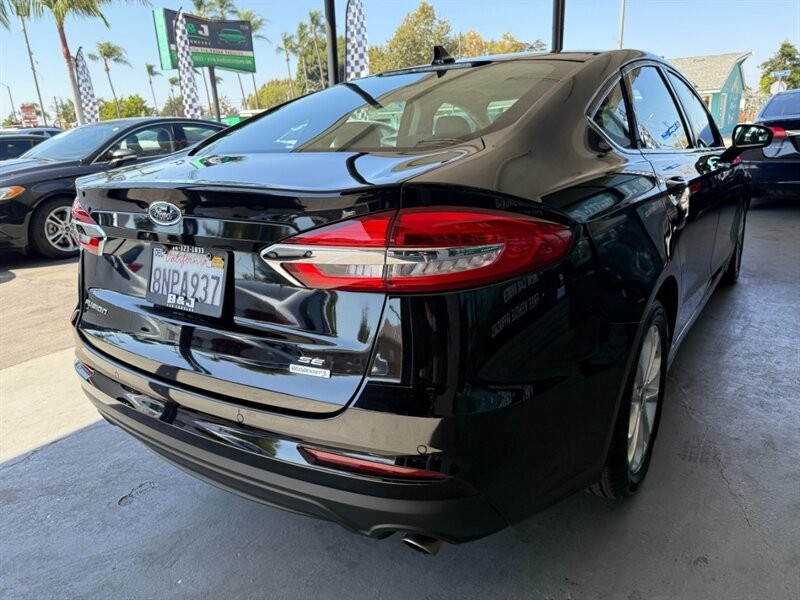 Ford Fusion Vehicle Full-screen Gallery Image 11