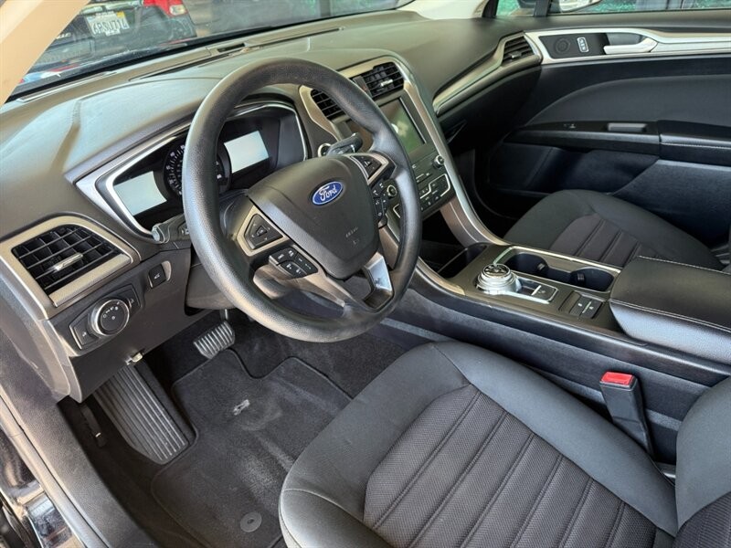 Ford Fusion Vehicle Full-screen Gallery Image 16