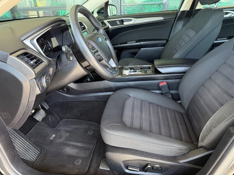 Ford Fusion Vehicle Full-screen Gallery Image 17