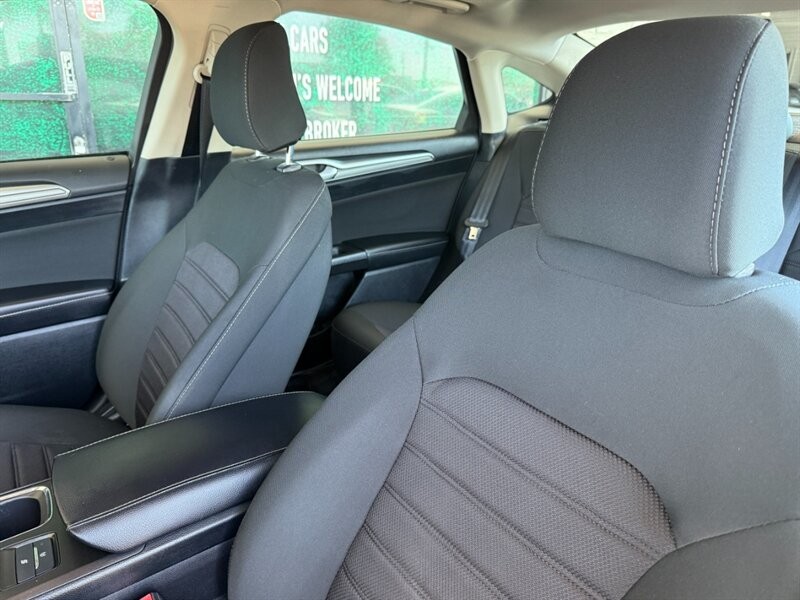 Ford Fusion Vehicle Full-screen Gallery Image 18