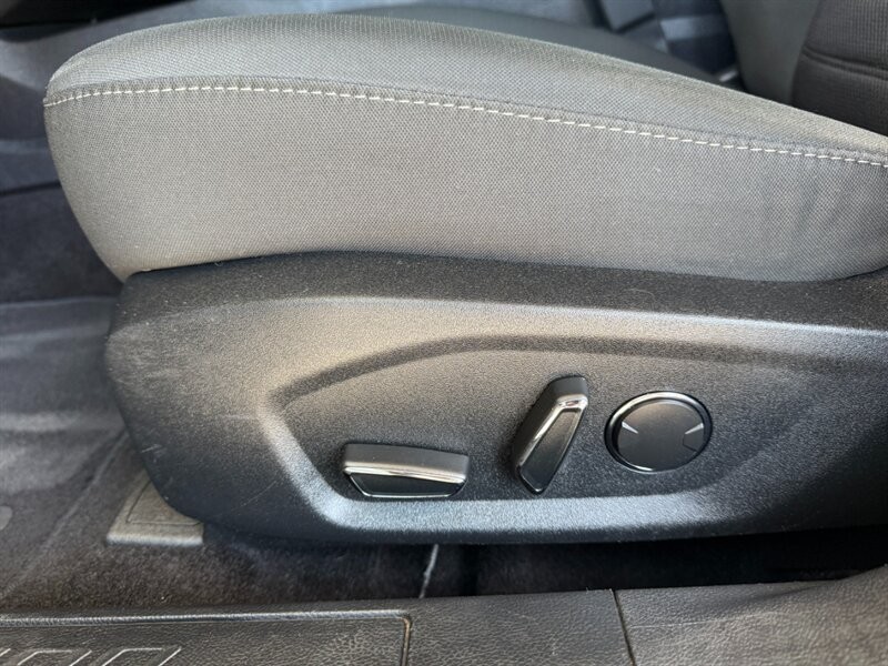 Ford Fusion Vehicle Full-screen Gallery Image 19