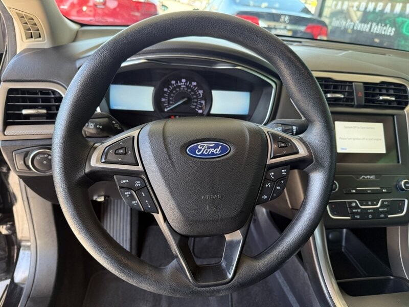 Ford Fusion Vehicle Full-screen Gallery Image 20