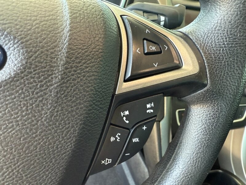 Ford Fusion Vehicle Full-screen Gallery Image 22