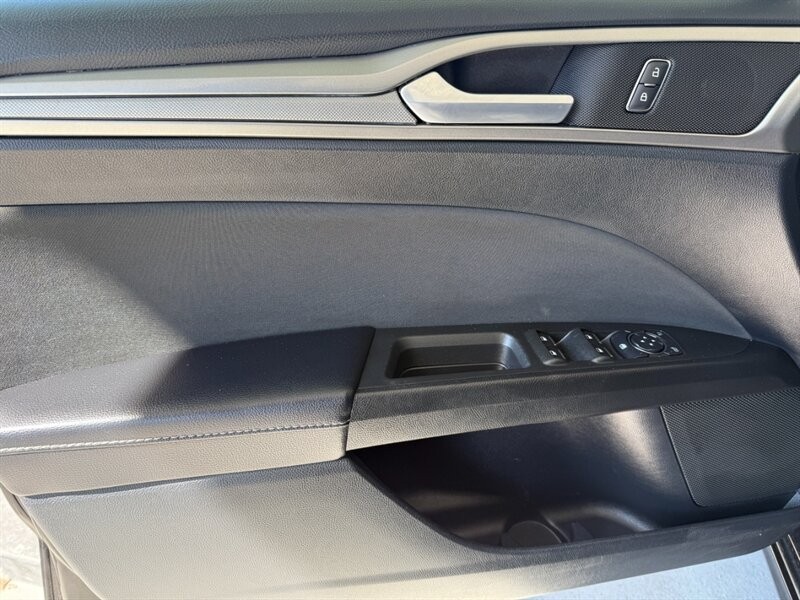 Ford Fusion Vehicle Full-screen Gallery Image 23